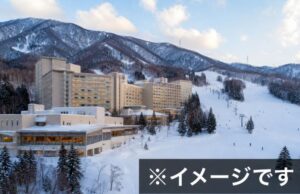 雪山とゲレンデに囲まれた大型スキーリゾートホテル