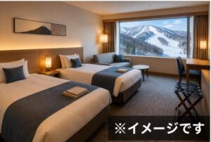雪景色とゲレンデを望むホテルのツインルーム