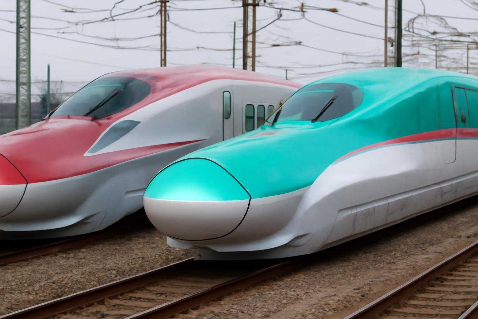 赤と青緑の新幹線車体を並べた比較画像